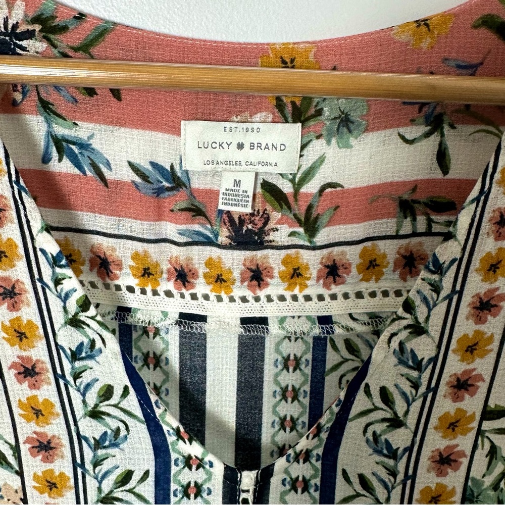 **NWT LUCKY BRAND Floral Print Blouse V neck Flutter Sleeve  Size Medium - Picture 8 of 10